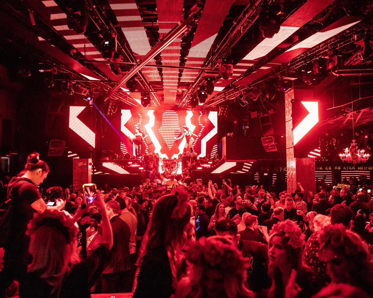 Im infernalischen Höllenfeuer gefangen? Auf der Playboy Party "Dia de los Muertos" gehört dieses zum Programm und tausende Gäste lassen ihre Seelen brennen.