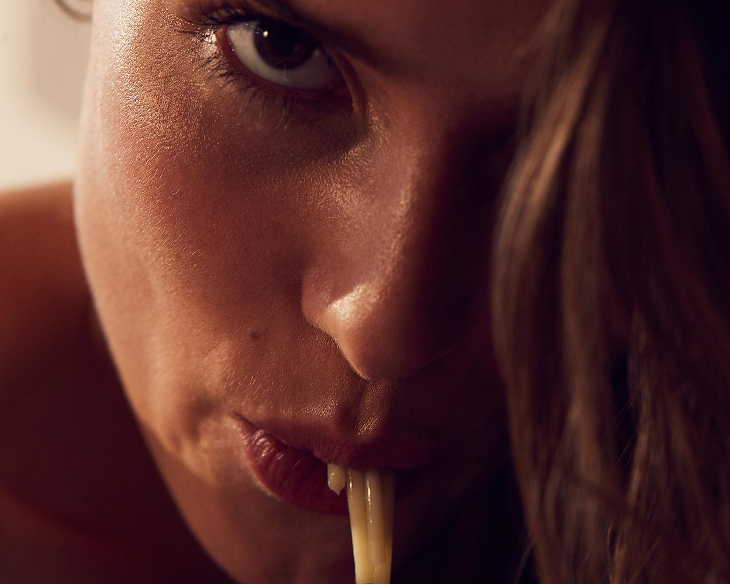 Bei dem zauberhaften Augenaufschlag vom Playmate des Monats August 2018, Nina Zwick, wird selbst simples Spaghetti-Schlürfen zum Spektakel.