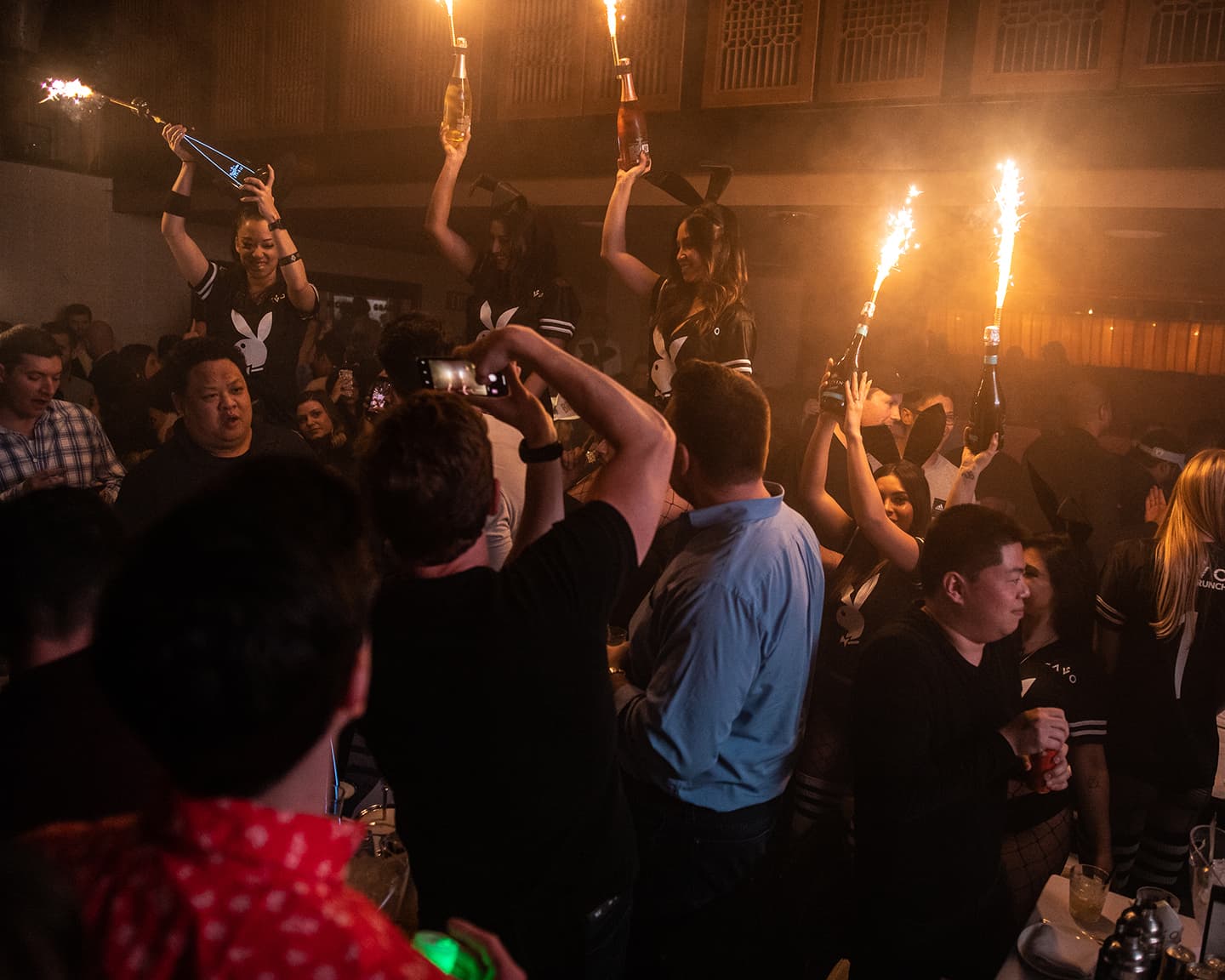 Vierfacher Feueralarm heißt bei Playboy Parties: es kann losgehen!