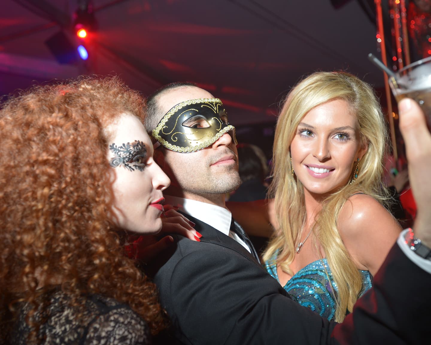 Auf dem Playboy eigenen Maskenball sind die zauberhaftestes Damen zum Glück OHNE...