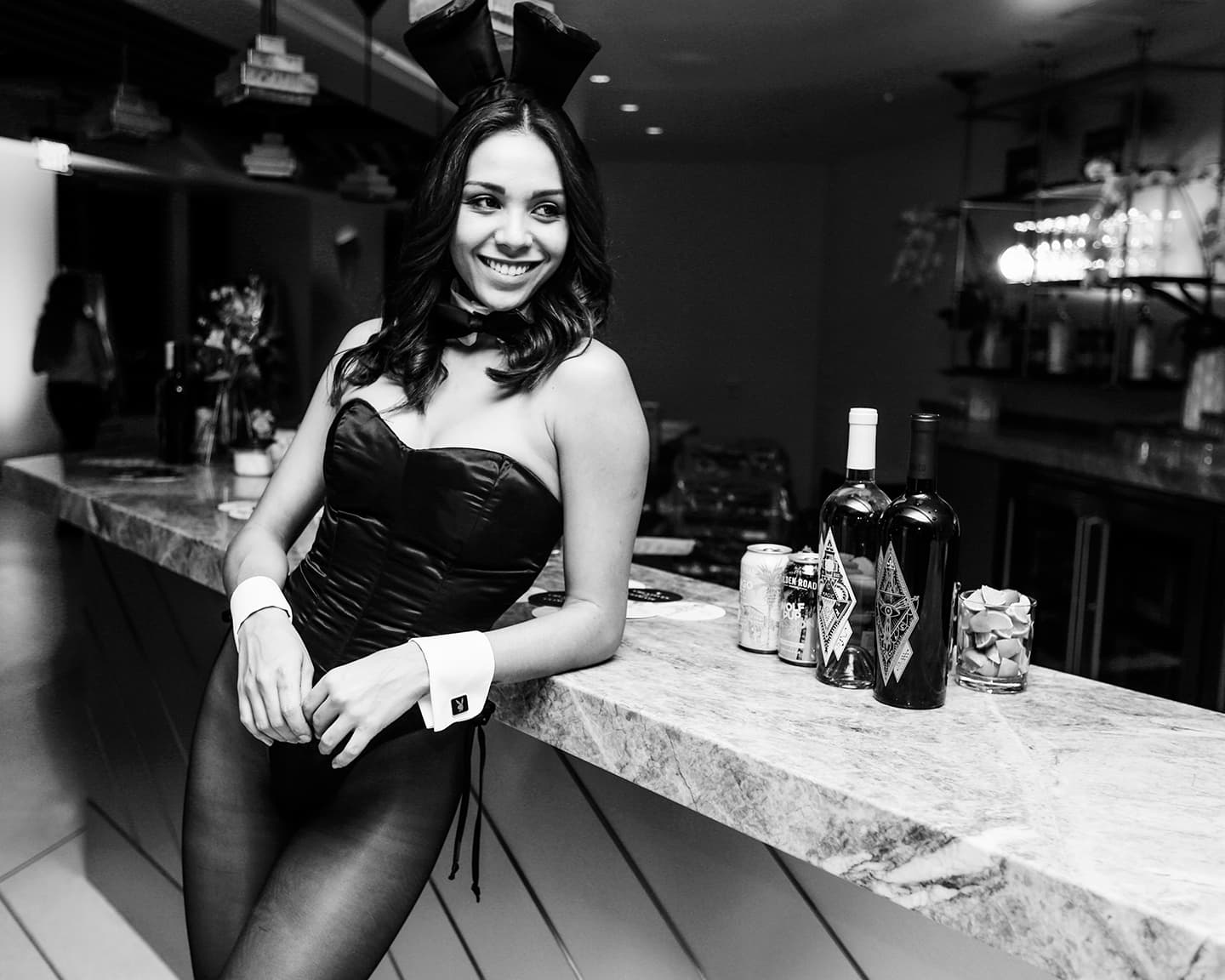 Markenzeichen der Playboy Bunnies: das umwerfende, um den Finger wickelnde und verzaubernde...