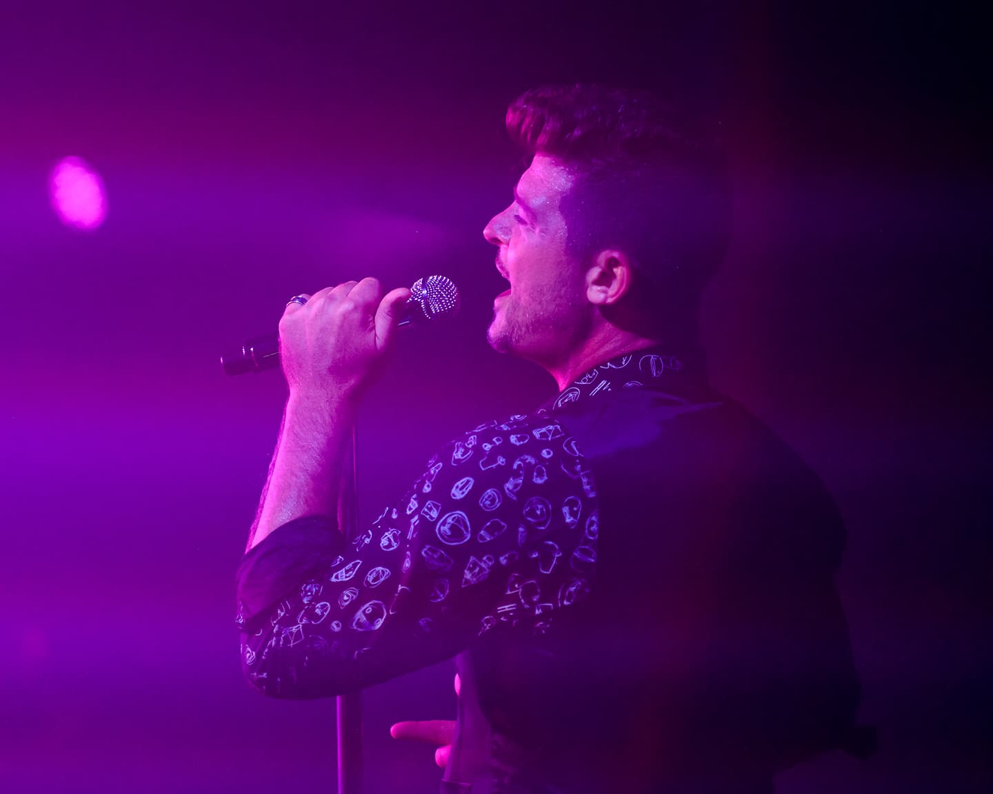 Mit Robert Thicke tritt bei der Eröffnung vom Playboy Club New York...