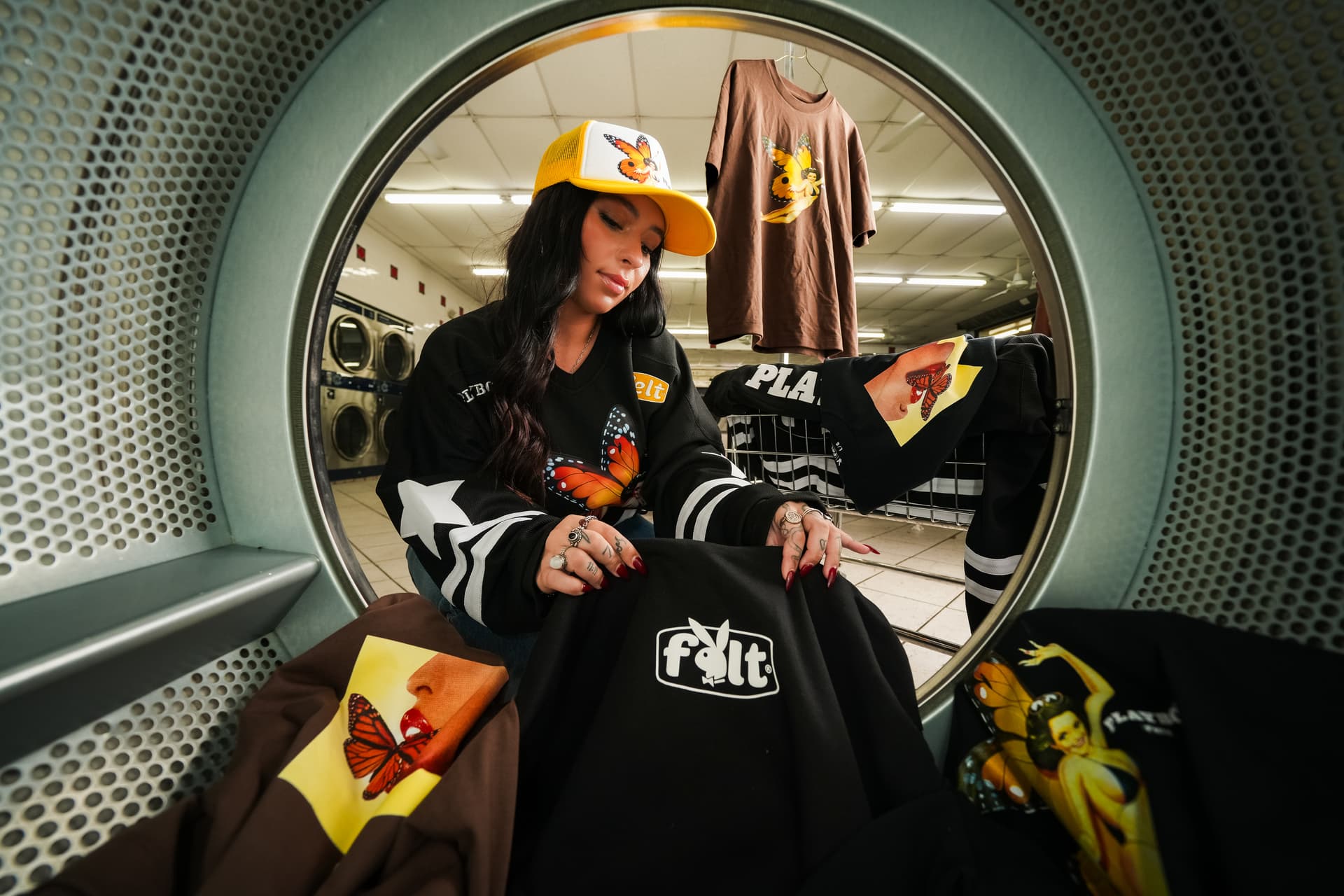 Danielle Cohn säubert sich in Playboy x Filz-Kollaboration