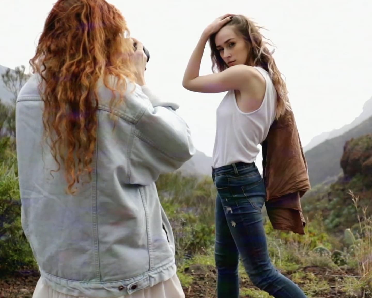 Playboy Girlfriends (Heidi & Yana): Die zauberhaften Models Heidi und Yana haben ein zauberhaftes Videoshooting in diesem faszinierenden Set