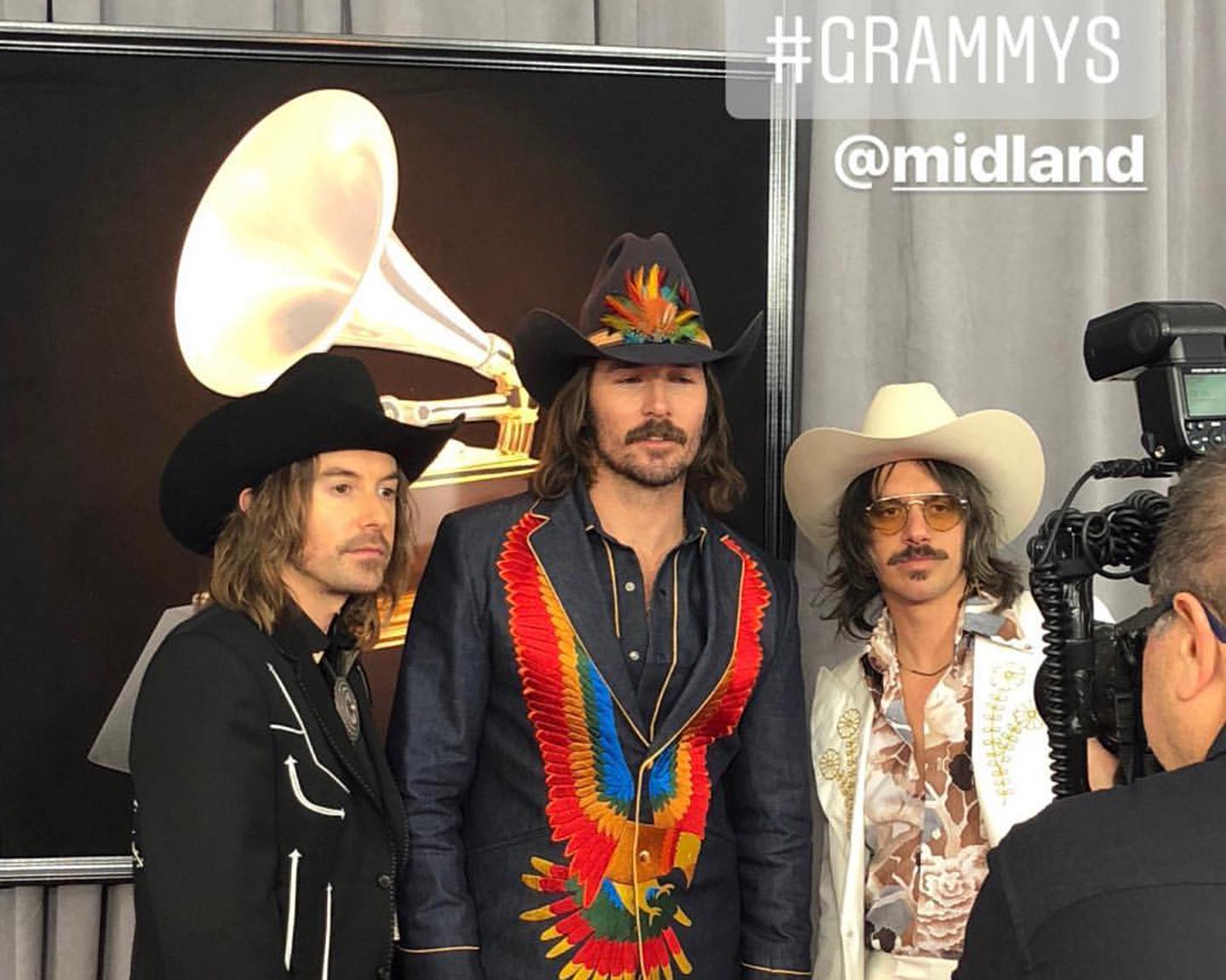Vielleicht kennst Du sie nicht, aber Midland fährt auch im Jahr 2018 krassen & coolen Country auf und sind so, kein Wunder, auf dem roten Teppich der Grammy Verleihung