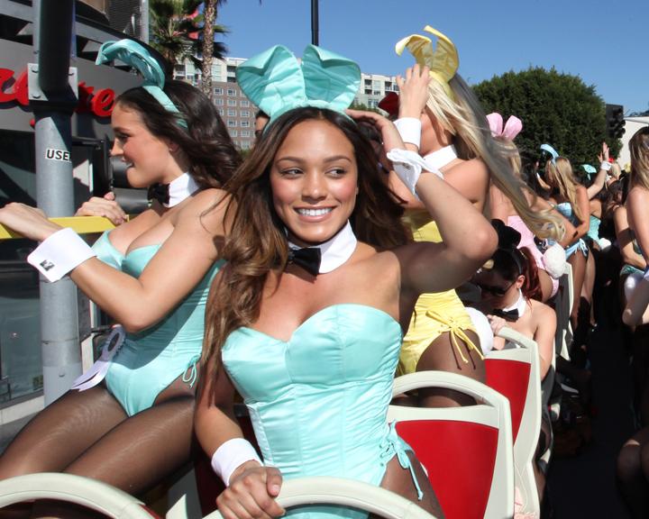 Der Playboy und sein 60. Geburtstag bedeuten selbstverständlich eine Parade der umwerfendsten Bunnys von nah und fern.