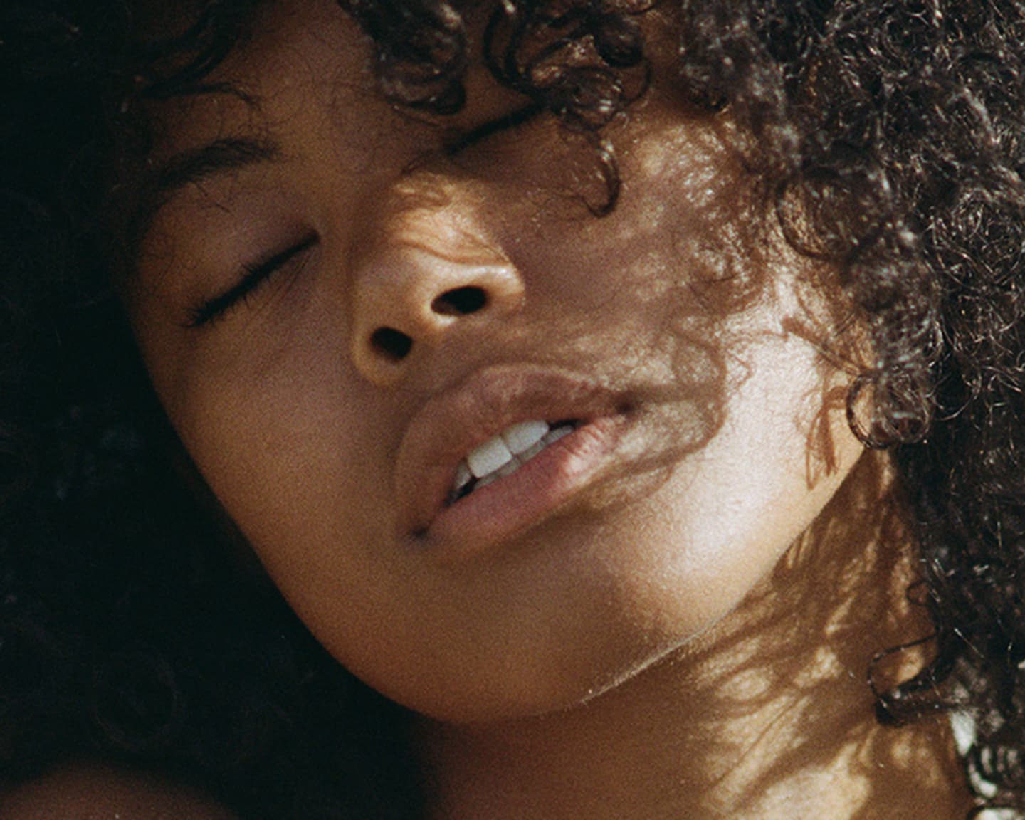 Eine Blume für unser Playmate des Monats April 2018 Nereyda Bird