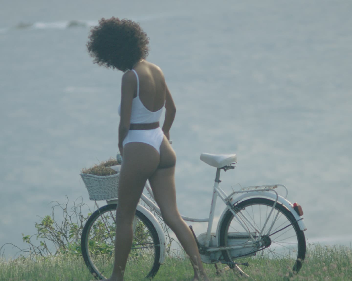 Playboy Playmate (Nereyda Bird): Nereyda und ihr kleines weißes Fahrrad erklimmen die...