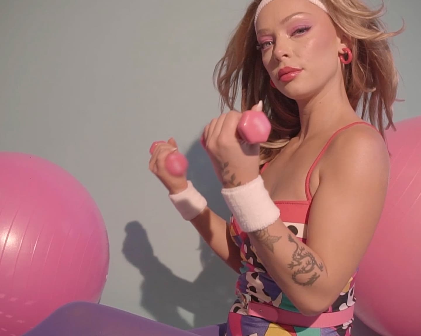 Editor's Choice (Sommer Warm Up): Bleiben Sie diesen Sommer aktiv mit dieser speziellen Editor's Choice Summer Warm-Up Content. Bewegen Sie sich mit Magen, Maki, Kate, Aubrey, Jahla und Kayla, wenn wir auf ihre Sets zurückblicken. Atmen Sie mit Magen und Maki tief ein und aus, während sie den Tag mit Yoga vor Ort in Thailand beginnen. Als nächstes gehen wir zurück in die 80er, zu Aubreys Aerobic-Shooting. Lernen Sie alle Models gleich hier kennen.