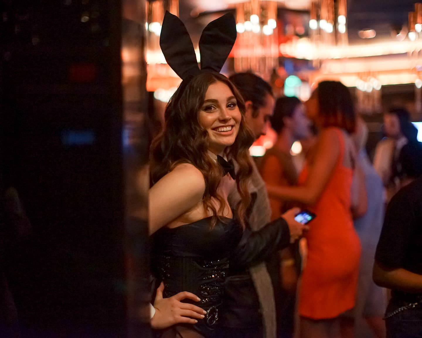 Ein Playboy Bunny empfängt Dich wie stilecht im Playboy Club New York