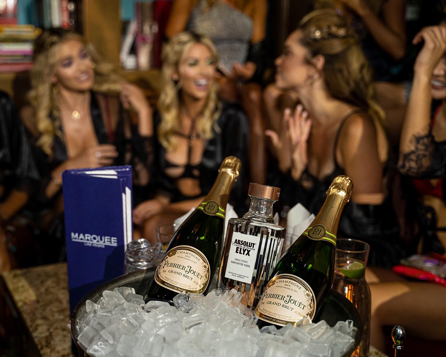 Playboy Midsummer Nights Dream - Champagner ist auf Playboy Parties DER Standard-Drink!