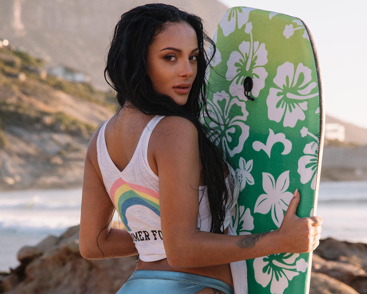 Mit der süßen Emilija Mihailova von Deutschland sucht den Superstar geht’s nun als Playboy Covergirl des Monats Mai 2018 direkt an den Strand