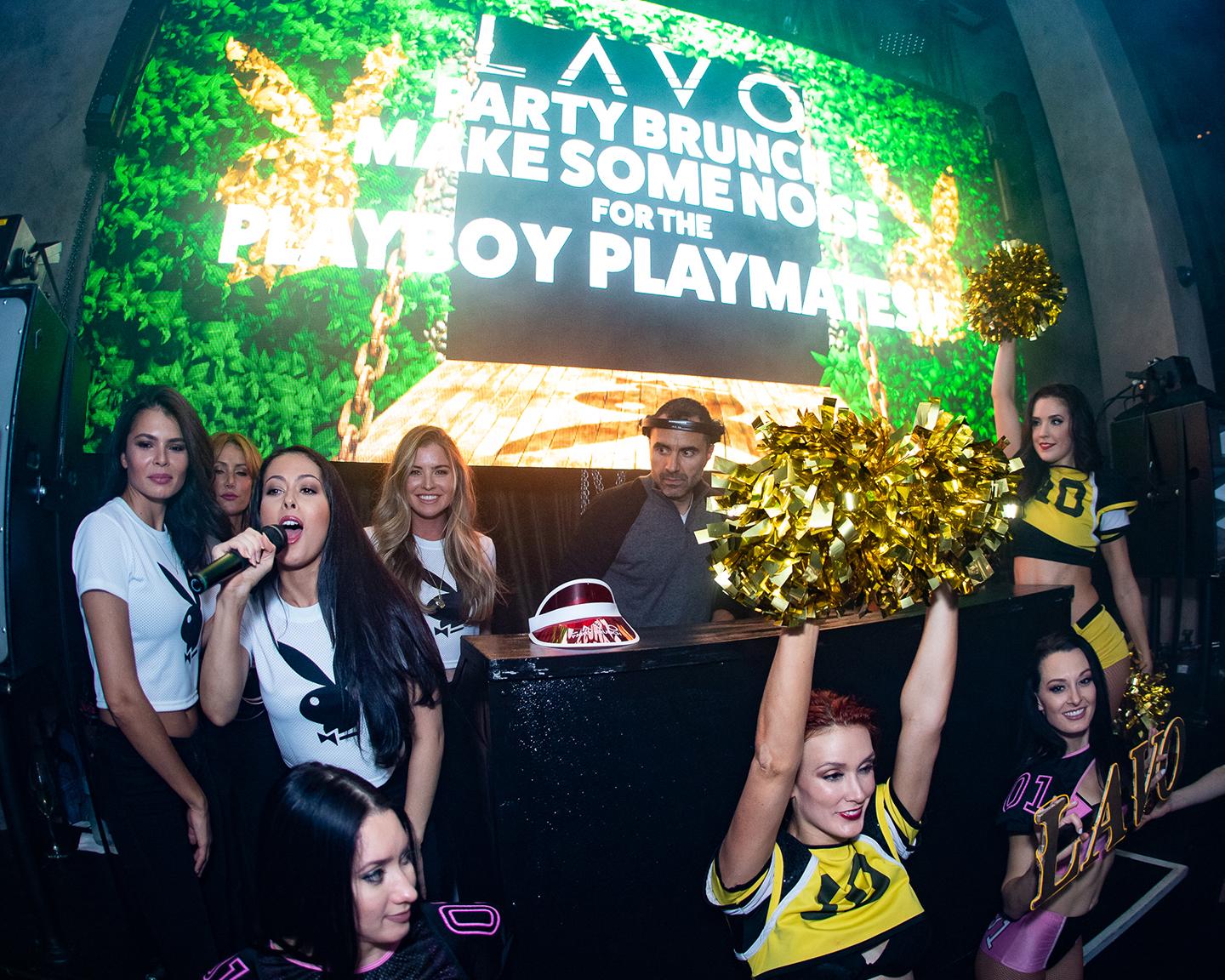 Der DJ muss sich bei den legendären LAVO Playboy Parties wohl weniger um die Musik kümmern als um seine Blicke auf die heißen Ladies!