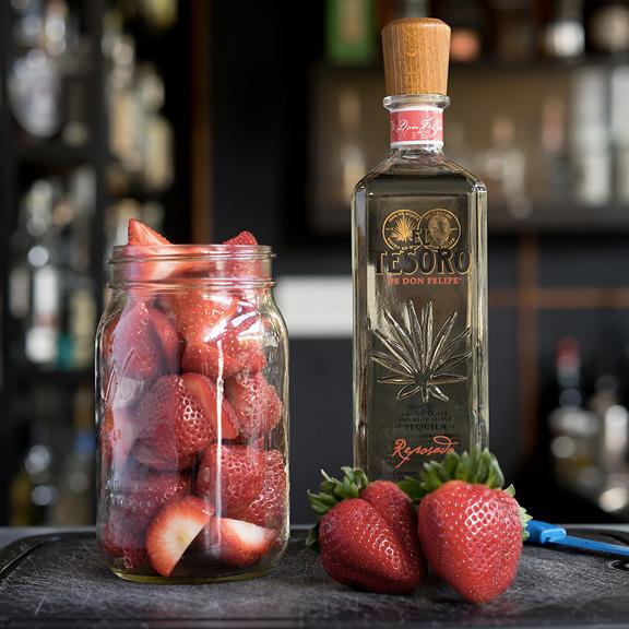 Mit Erdbeeren versetzter Tequila ergibt eine ausgezeichnete Margarita