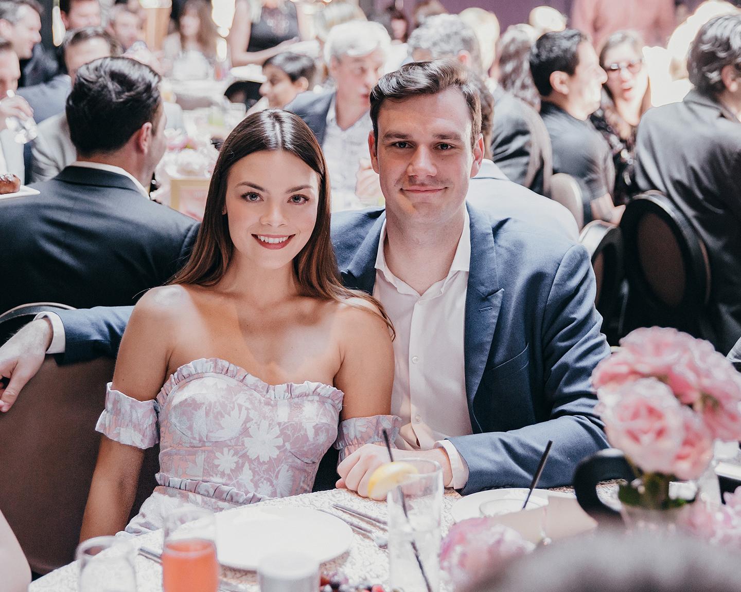 Zum Festbankett zu Ehren des Playmate des Jahres 2018, ist an der vorderster Front der Gastgeber selbst, Cooper Hefner
