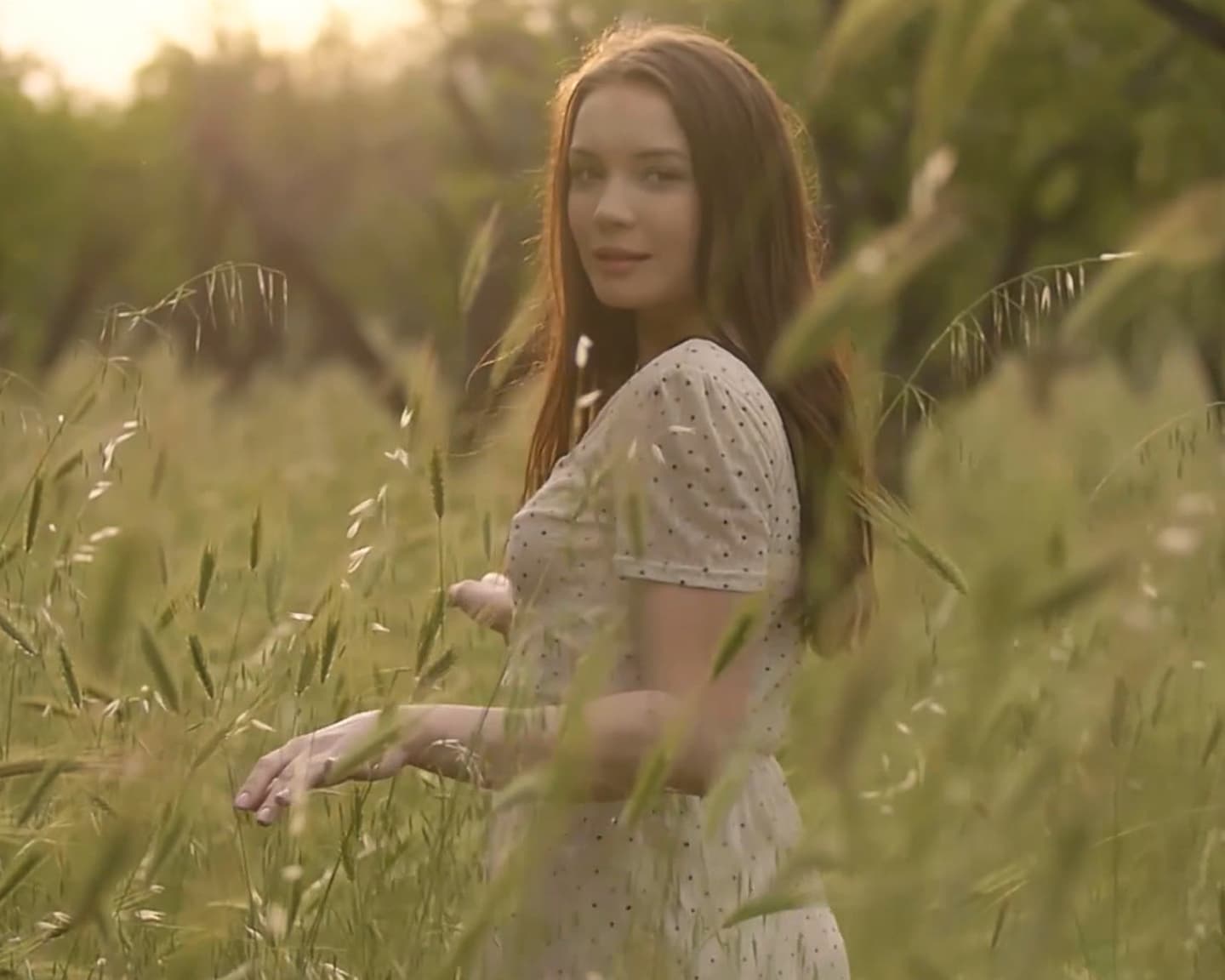 Playboy Newcomer (Janeth Tense): In einem Weizenfeld in einem süßen Kleid genießt...