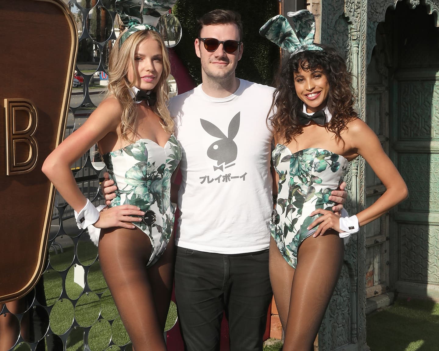 Cooper Hefner zwischen zwei Playboy-Schönheiten