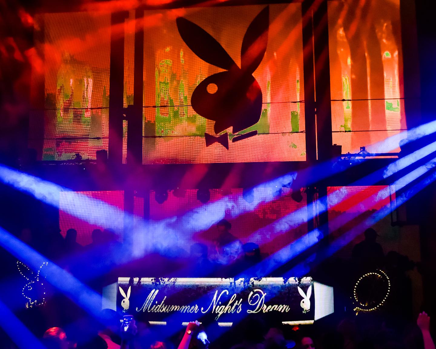 Big Rabbit is watching you… so oder so ählich ist der Playboy Rabbit Head allgegenwärtig bei der legendären Playboy's Midsummer Night's Dream Party in Las Vegas