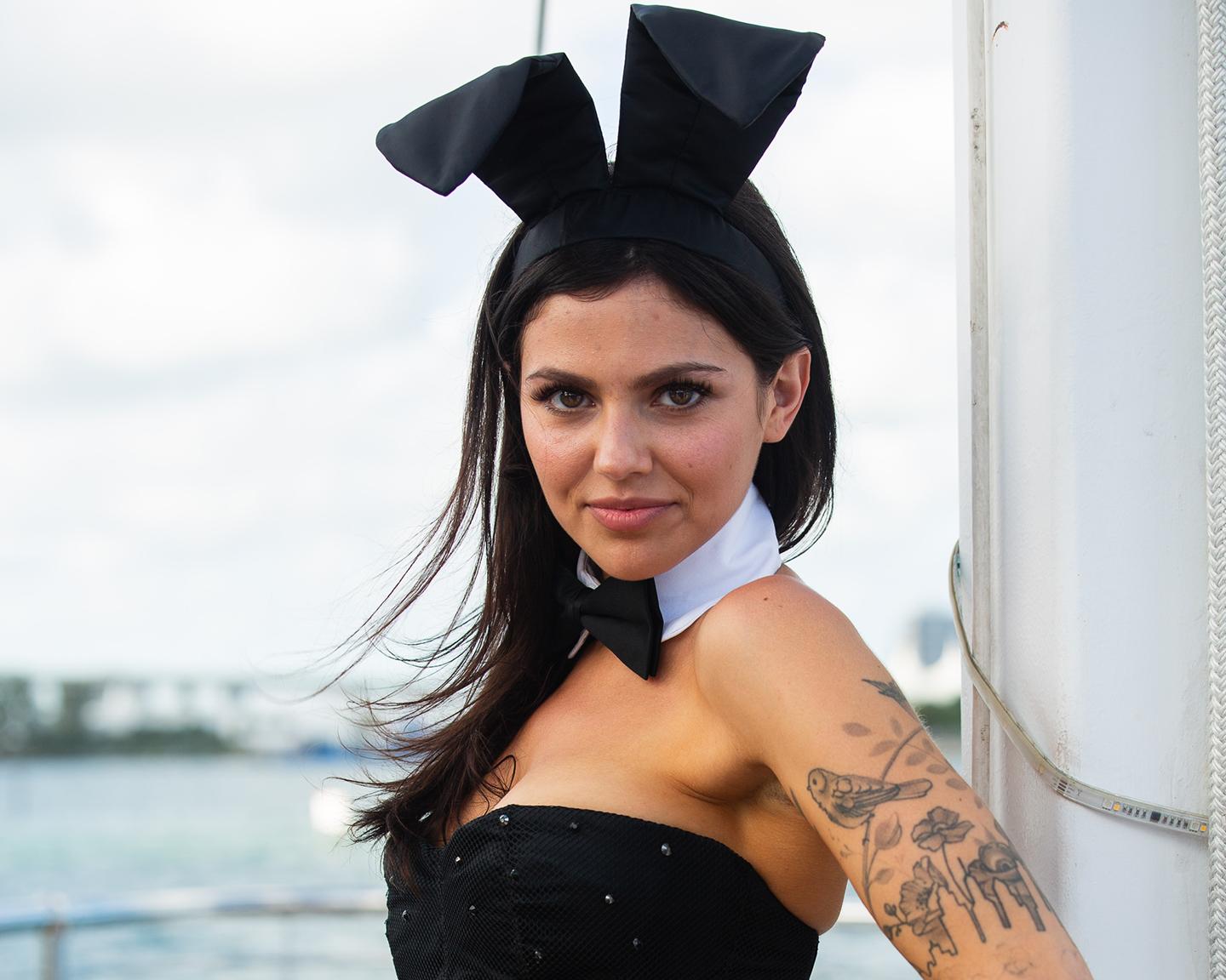 Die Playboy Bunnies von heute sind keine Mauerblümchen mehr, da gehören Tattoos und ein stechender Blick einfach dazu!