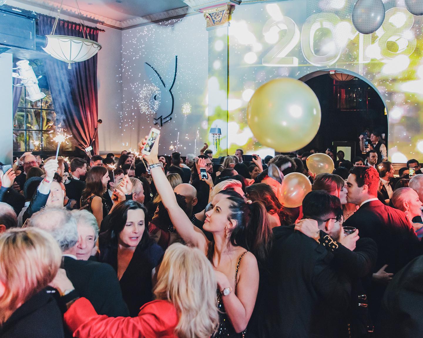 Gefeiert wird bei der großen Silvester Party 2018 im krassen Playboy Stil, also eben die beste Party der Welt!