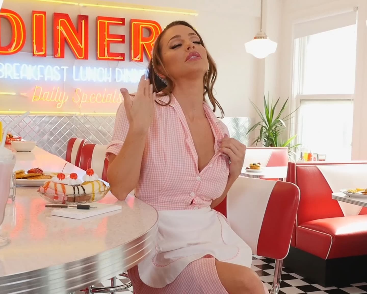 Playboy Muse (Abigail Mac): "Cheeseburger sind viel besser als Pizza", lacht Abigail...