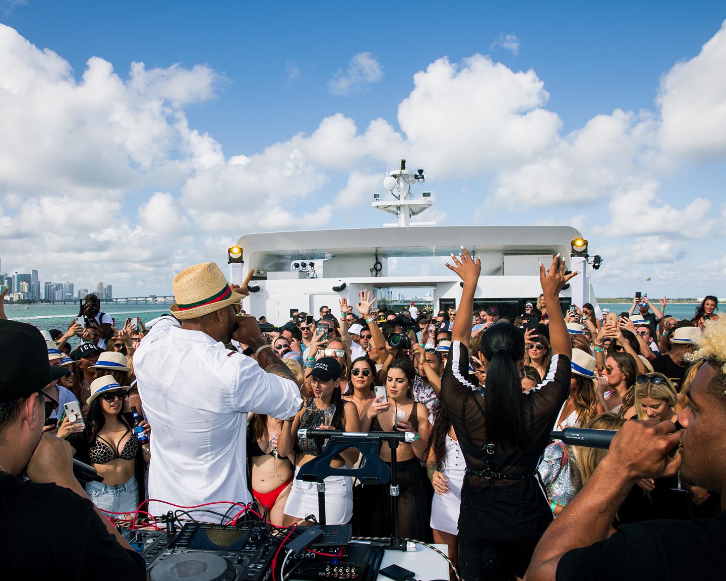 Mit Flo Rida bebt das ganze Schiff... die Playboy Yacht Party namens FantaSea steigt nun auf dem krassen Oberdeck!
