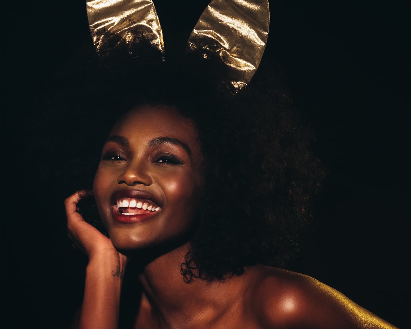 Dunkle Versuchung im sexy Playboy-Stil!