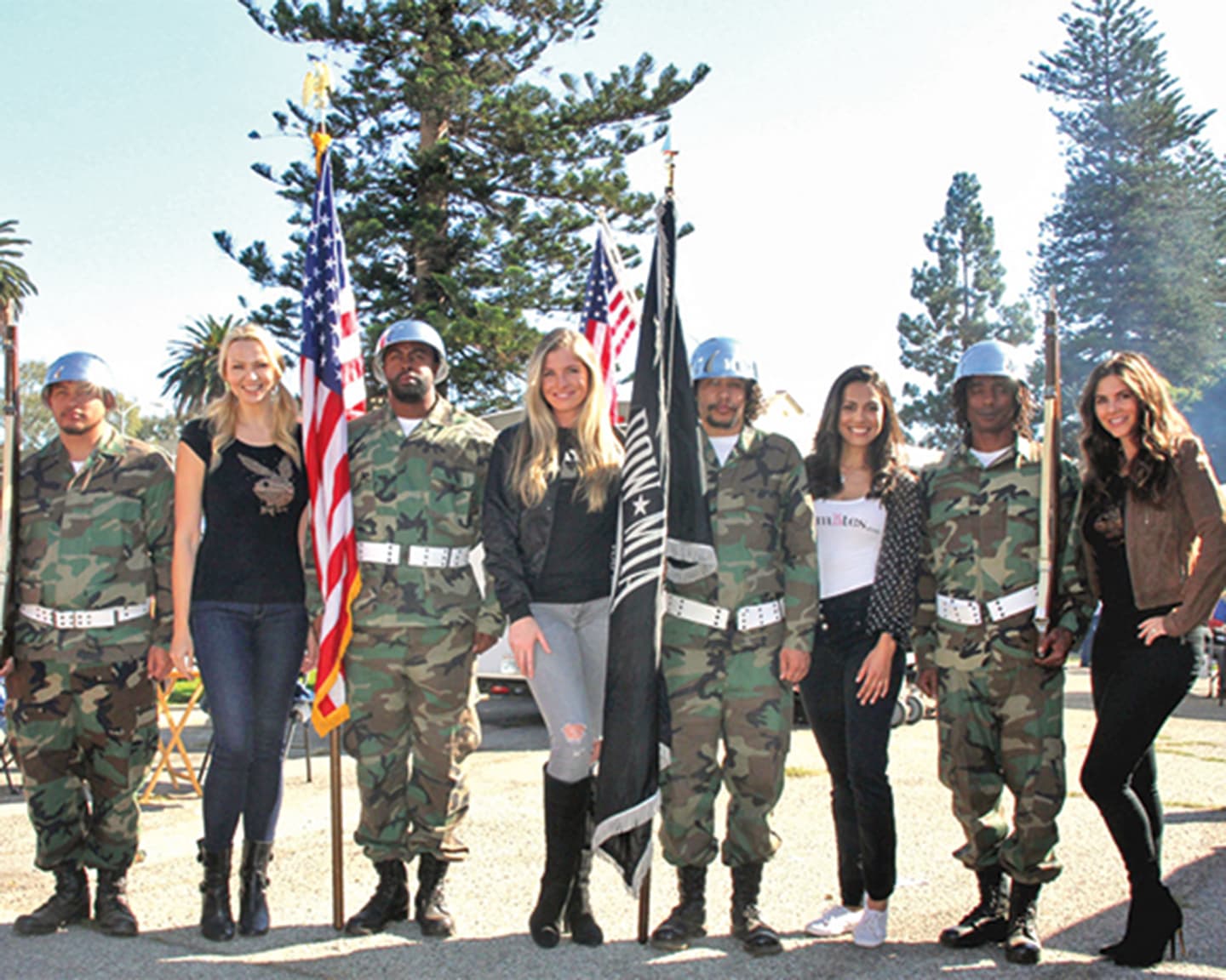 Immer schön stramm stehen, Jungs, die Playboy Bunnies sind zur Truppenabnahme da.