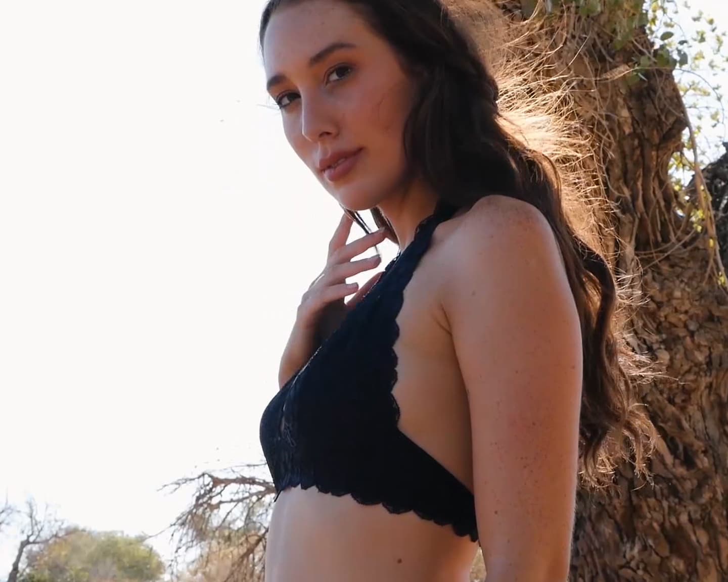 Playboy Cybergirl (Willa Prescott): Im Hintergrund sieht man die Hektik einer Fernstraße,...