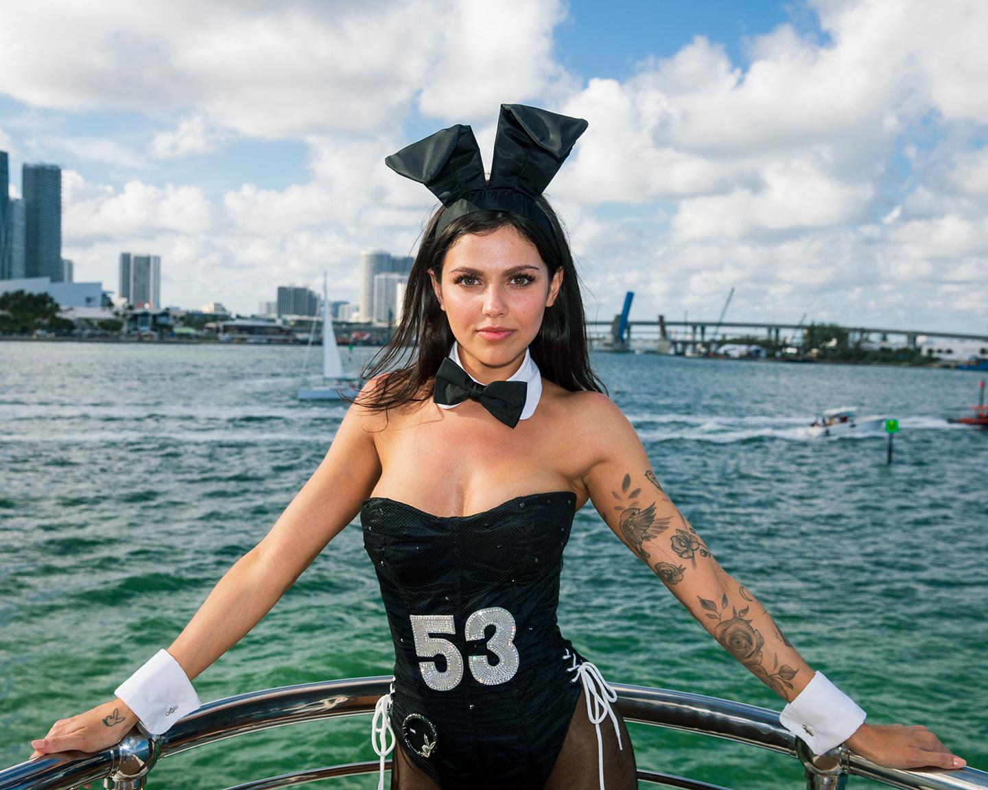 Mit einem zauberhaften Blick und mit der stolzen "53" auf dem Outfit, so zeigt sich unser Playmate auf der Playboy FantaSea Party