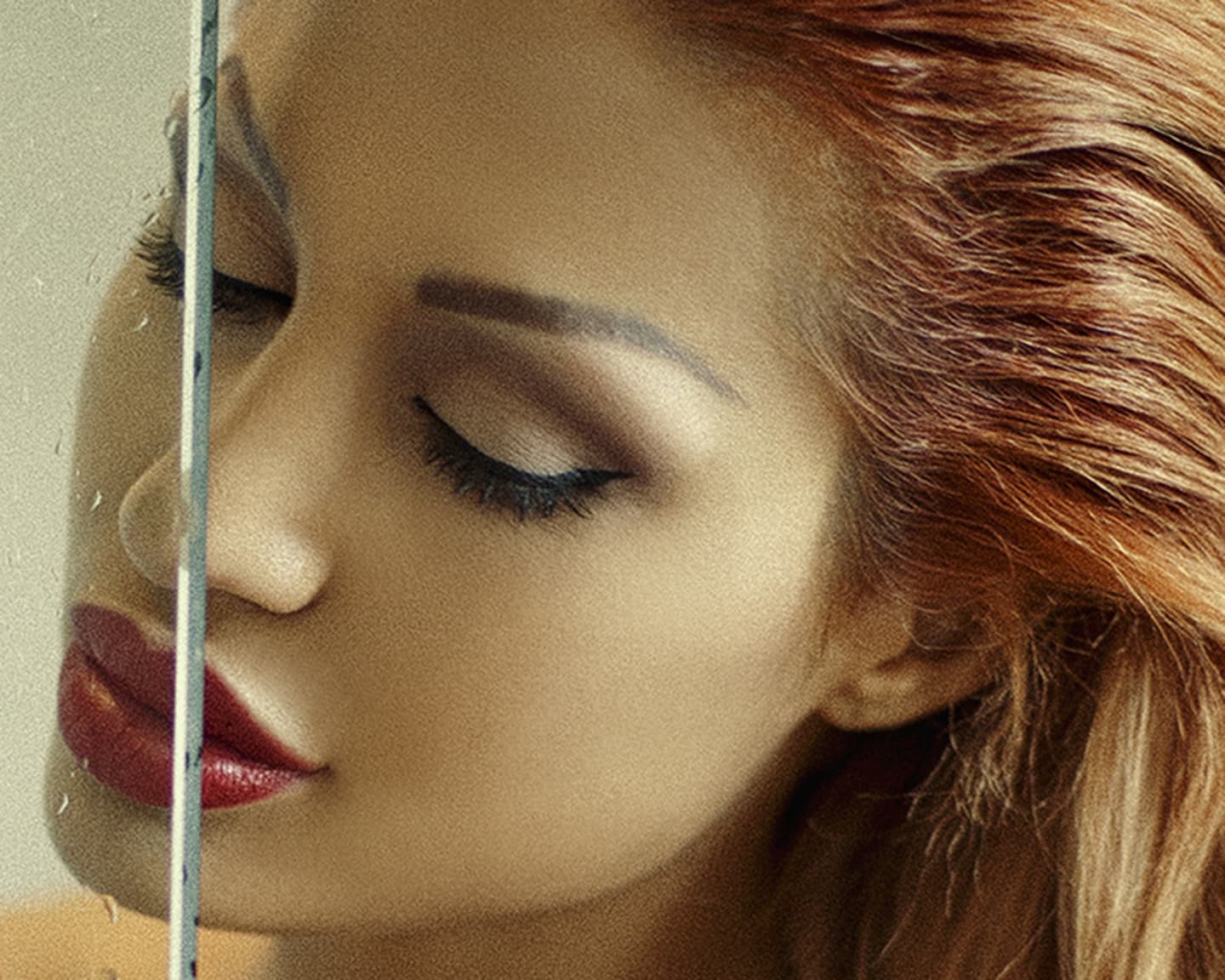 Ob vor oder hinter der Glasscheibe, die Schönheit dieses asiatischen Rotschopfes ist...