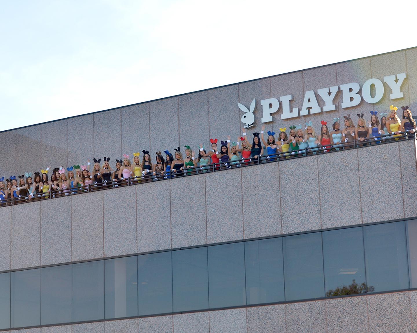 Wer kann Playboy‘s Founder zum 60. Geburtstag des Playboys besser gratulieren als dutzende sexy Playmates