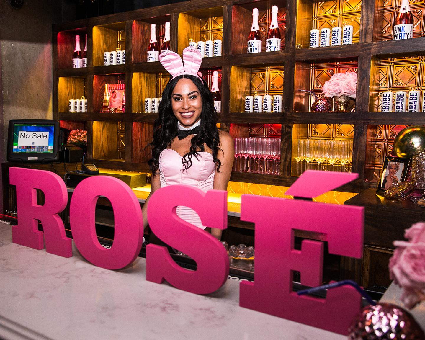 Was darf es zu Trinken sein? Bei Playboy haben Sie die Wahl zwischen edlem Gold und knalligem Pink!