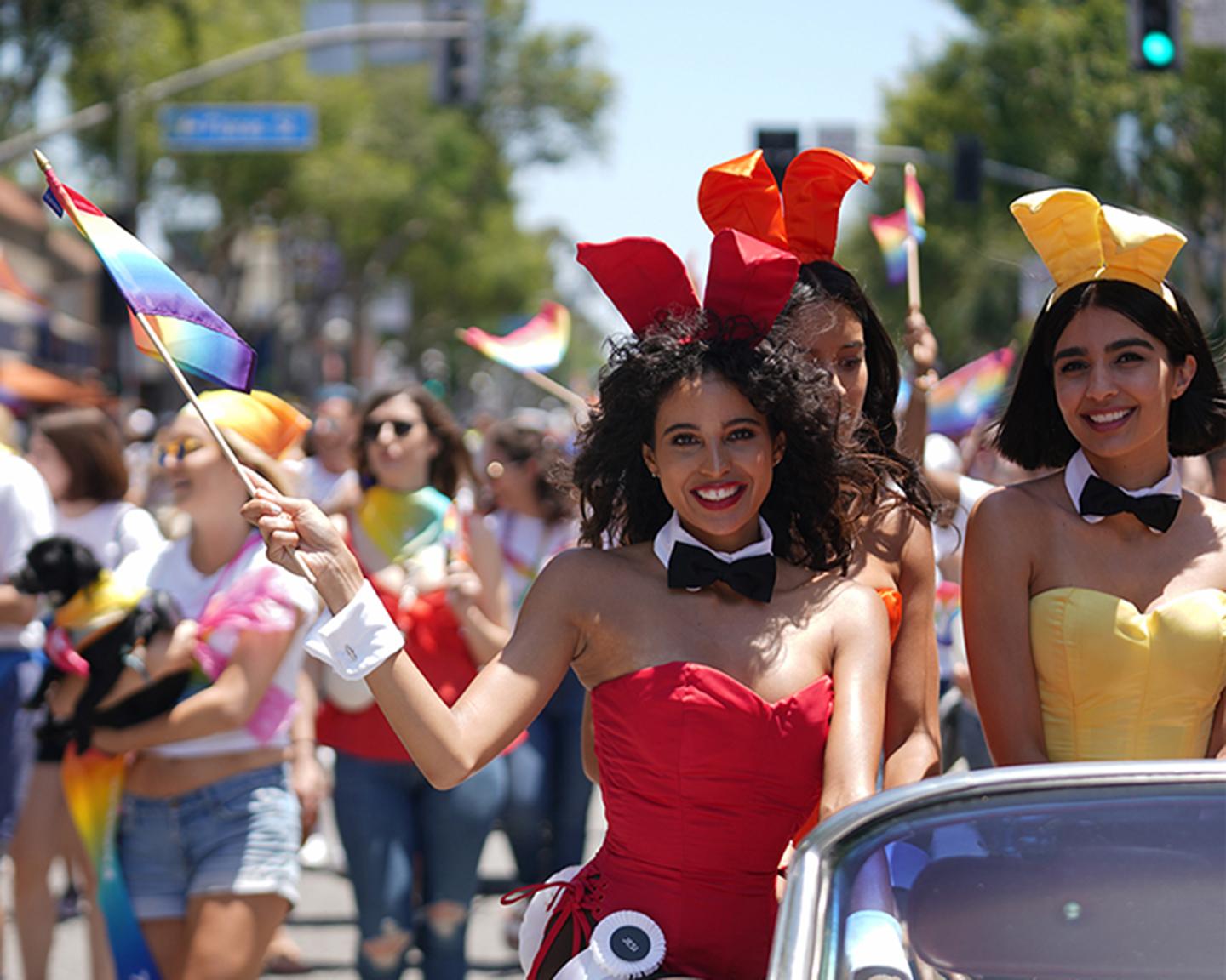 Mit wehenden Fahnen auf zur Pride Parade 2018 in Los Angeles