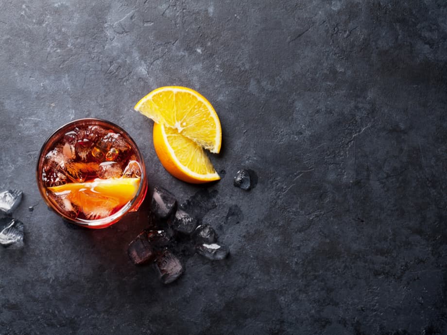 Probieren Sie einen gemischten Negroni, einen klassischen Aperitif für Sommernächte