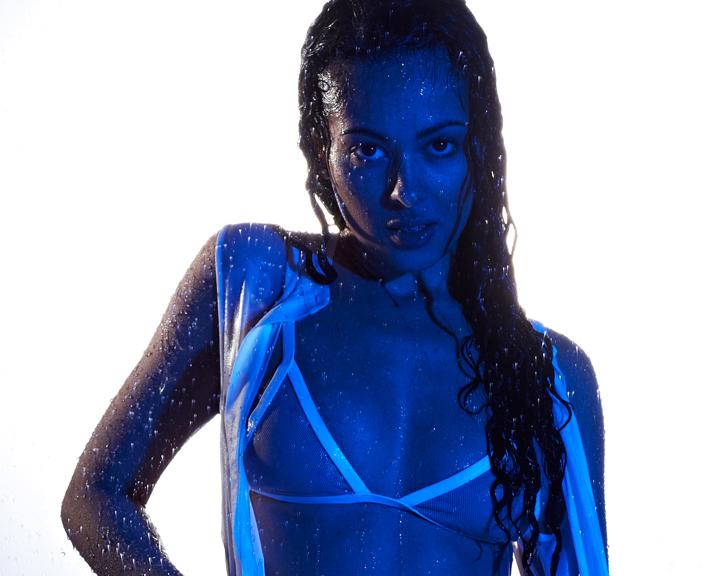 Kein Regen kann uns die Stimmung verderben, wenn in diesem die sexy April für das Fotoshooting klitschnaß wird.