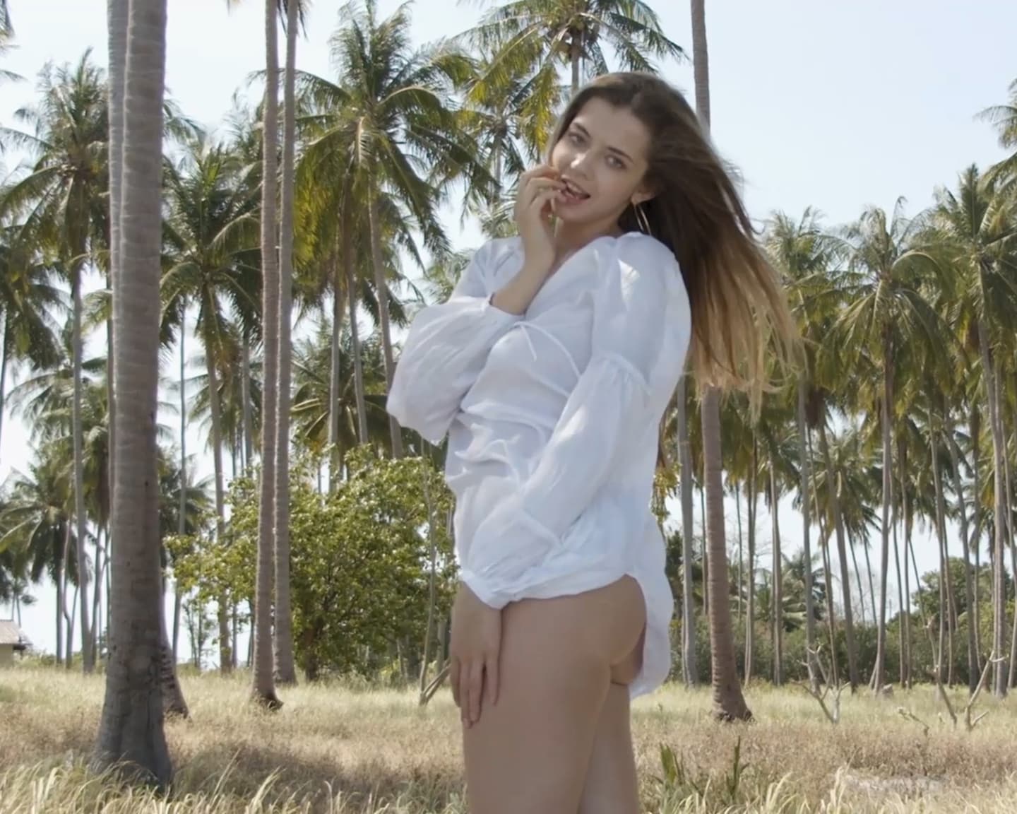 Playboy International (Kay J): Spüre die warme Meeresbrise mit Kay J. Sie trägt eine weiße Bluse und Spitzenwäsche und erzählt uns mehr über sich selbst, als sie für unsere Kameras posiert.