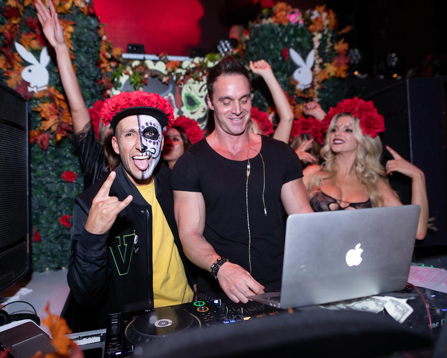 Satan grüßt vom Mischpult? Nicht ganz, aber DJ Vice lässt dem inoffiziellen Gastgeber auf der Playboy Party "Dia de los Muertos" dennoch beste diabolische Grüße auszurichten.