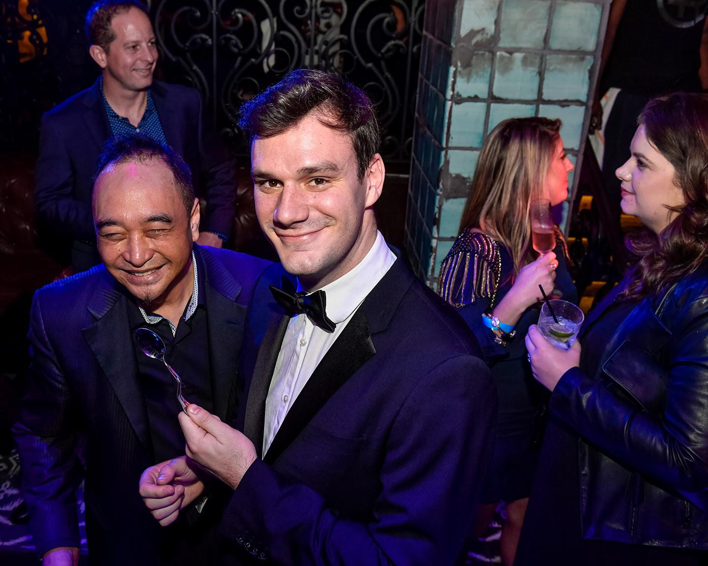 Cooper Hefner ist ein riesen Fan von Zauberrei und auch von faulen Tricks inmitten der Playboy White House Correspondents' Dinner Party