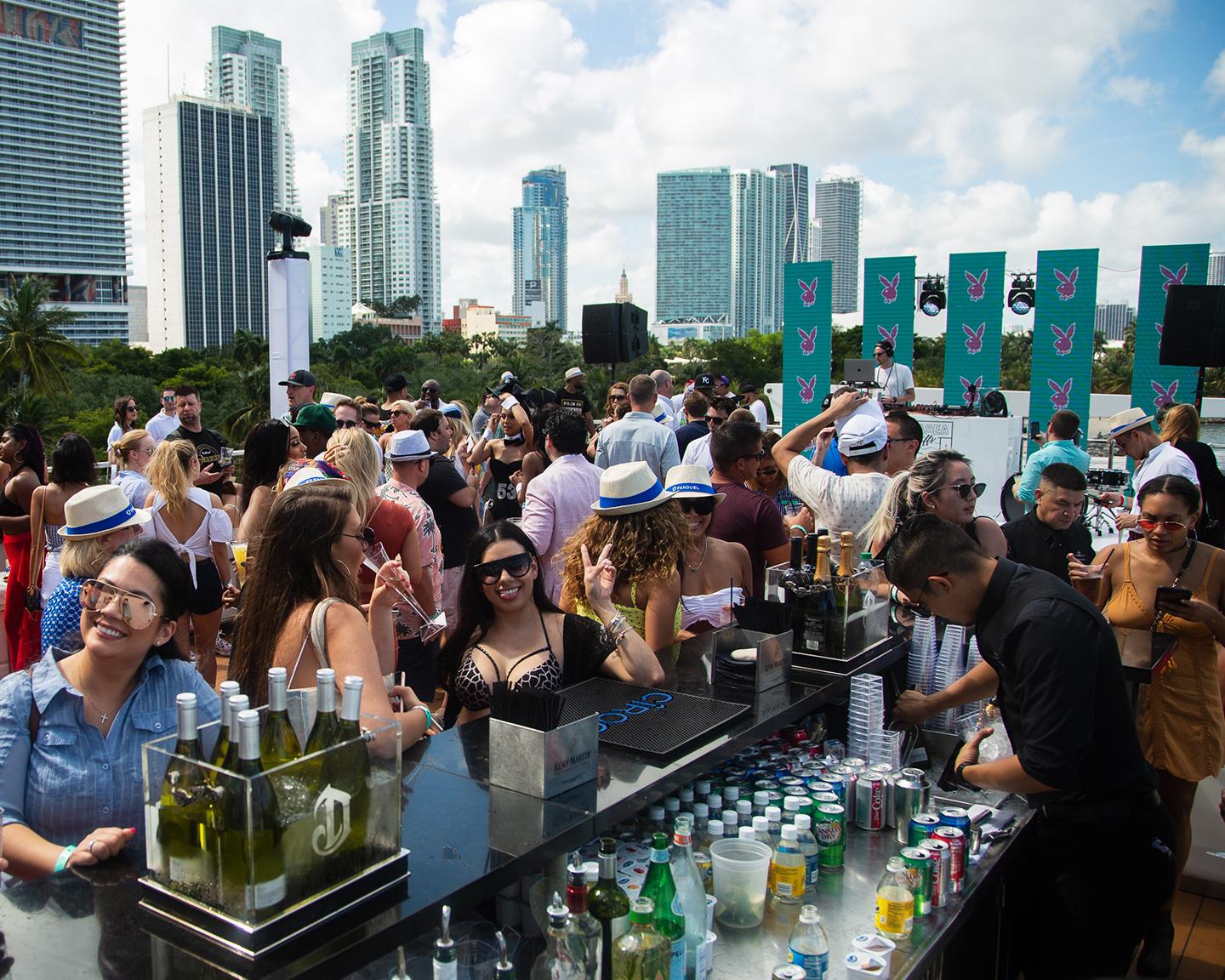 Unter der Skyline von Miami, inmitten von Playboy Bunnies und Rabbid Heads, sieht eine Playboy Yacht Party natürlich auch wirklich richtig stark aus!