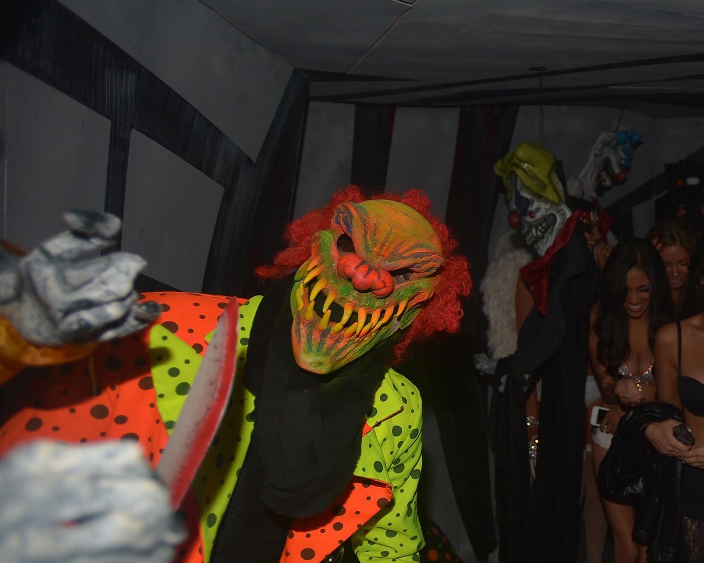 Willkommen beim Playboy-Halloween... und hier wird’s nicht nur schrill, sondern auch verdammt schräg.