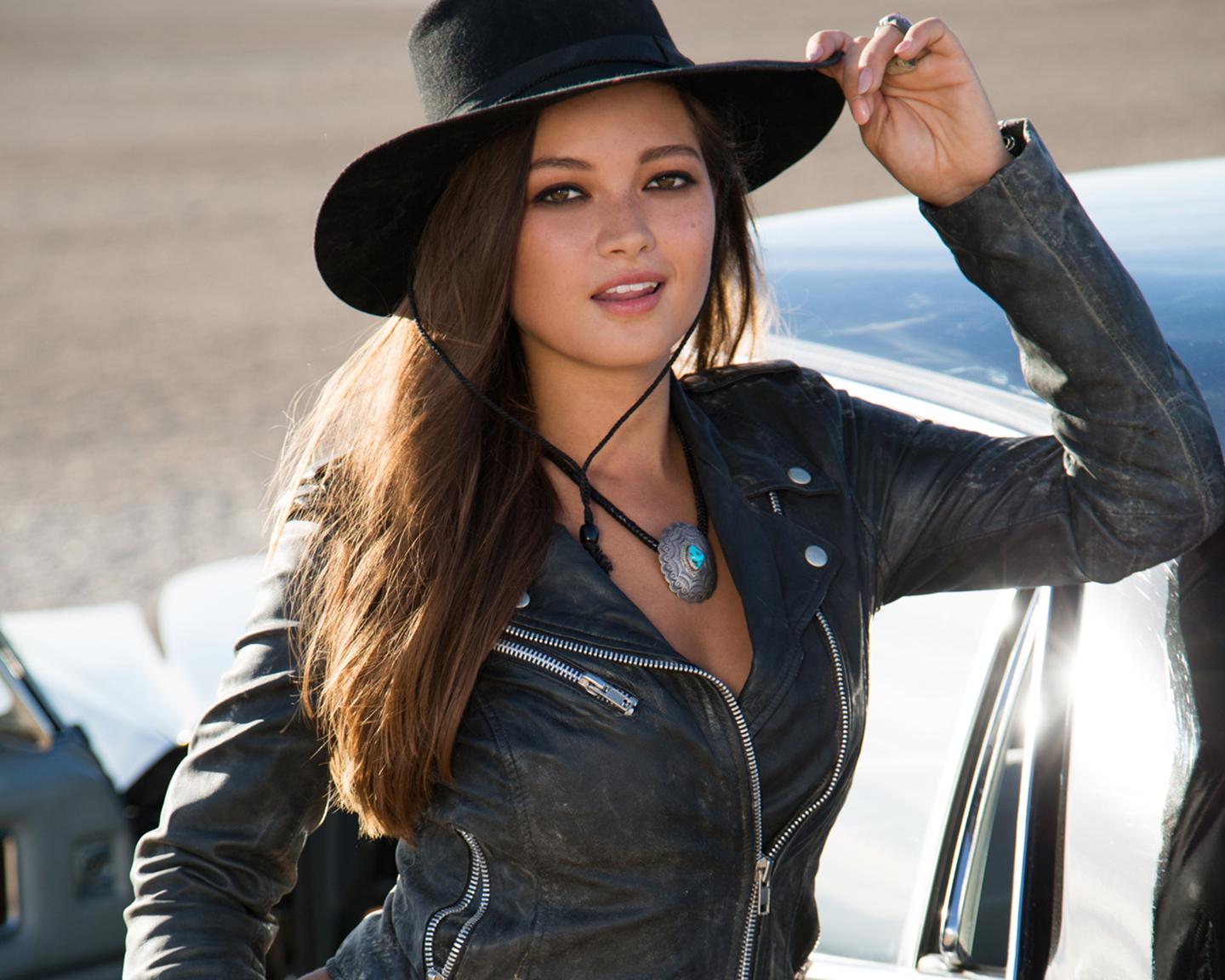 Playboy Chicks on Wheels - Chelsie Aryn weiß schon zu bezaubern, ob mit dem Blick, dem Body oder ihrem pechschwarzen Superschlitten!