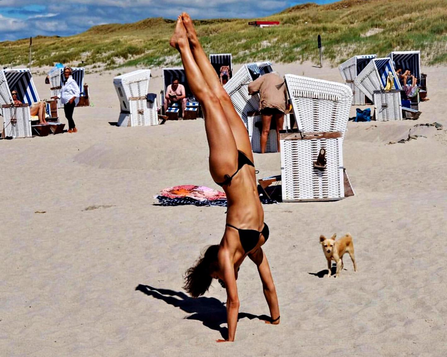 Willkommen im ewigen Sommer, denn mit unserem Playmate des Monats 2018 am Strand scheint für Dich immer die Sonne!