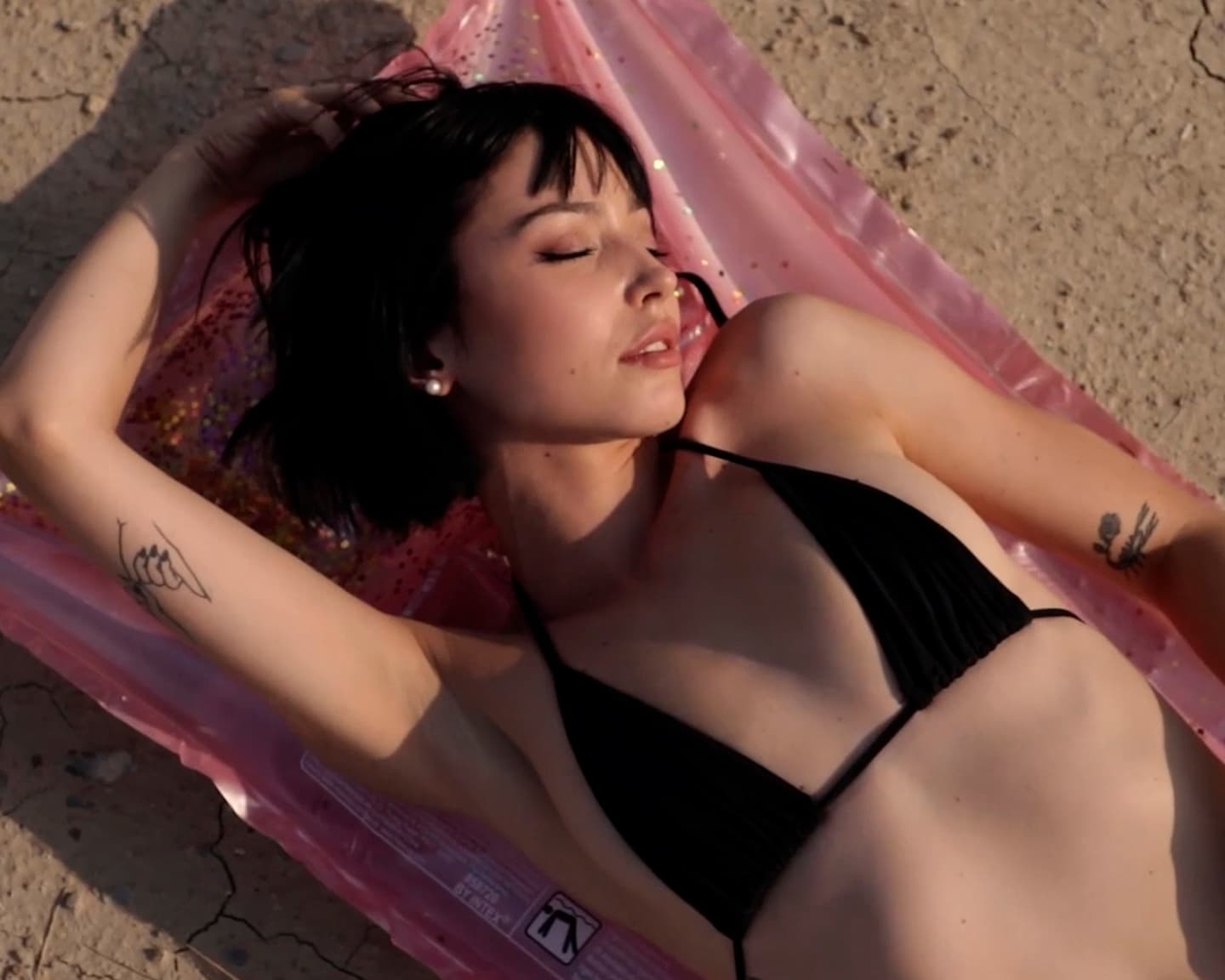 International (Sophia in Chasing the Day): Das internationale Model Sophia kehrt für ihr drittes Feature mit dem Fotografen Henrik Pfeifer zu Playboy Plus zurück. Bekleidet mit einem schwarzen Bikini bläst Sophia eine Luftmatratze auf, bereit, den Nachmittag in der Sonne zu verbringen. Sehen Sie mehr von Sophia, gleich hier!