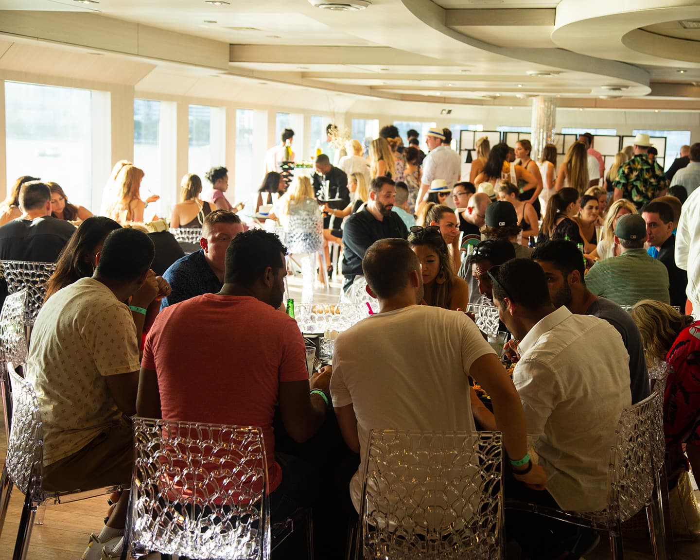 Zum Start der NBA PlayOffs schmeisst Playboy eine mega Party und es...