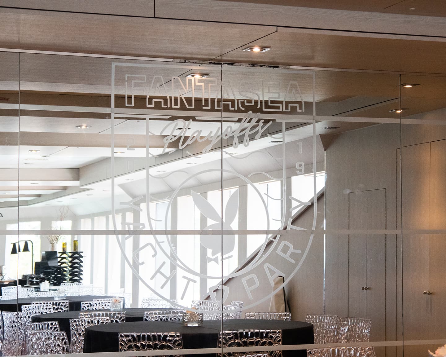 Nobel geht die Welt zugrunde... Willkommen auf der Playboy FantaSea Yacht Party,...