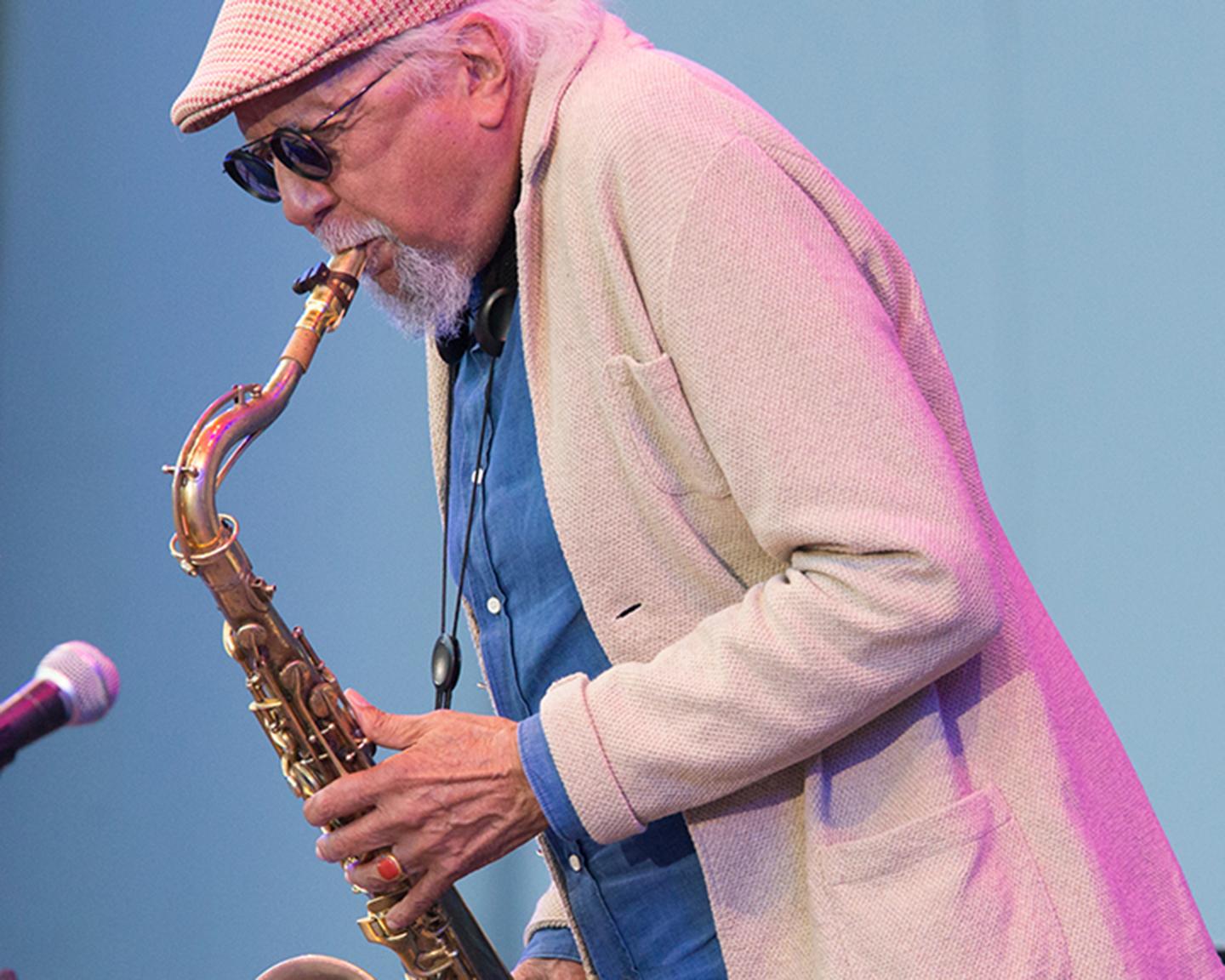 Playboy präsentiert beim Jazz Festival 2018 in Los Angeles dutzende Künstler von Weltruhm, so z.B. hier der Saxofonist Charles Lloyd