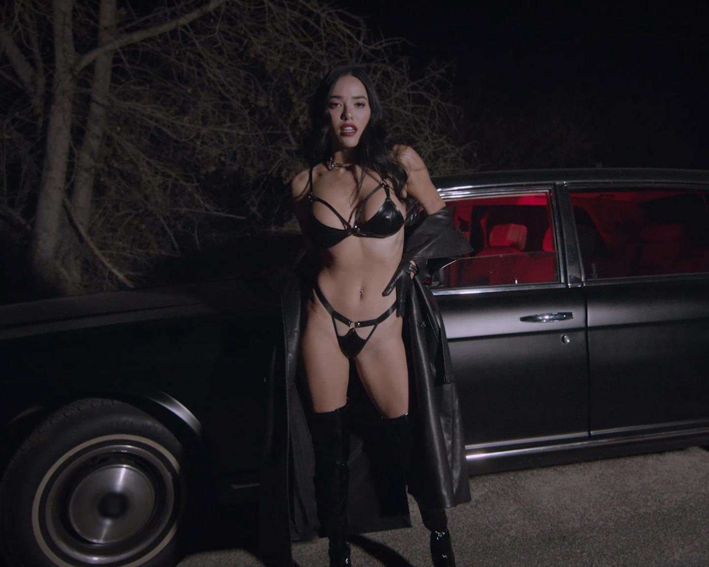 Playboy Muses (Lily Andrews in Nachfahrt): Lust auf eine Nachtfahrt mit Lily...