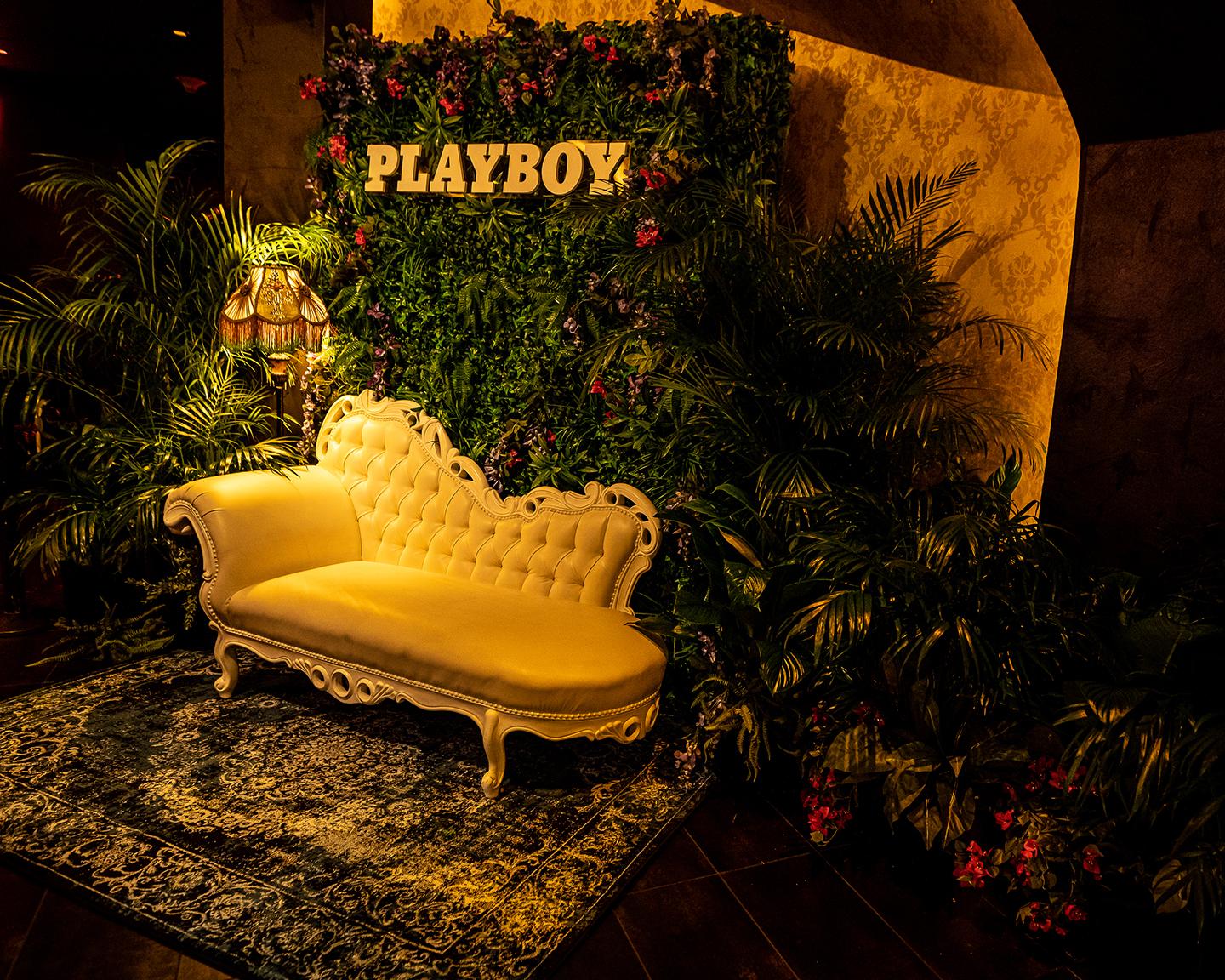 Playboy Midsummer Nights Dream - Die Kuschelecke für die Playboy Party ist schon mal bereit.