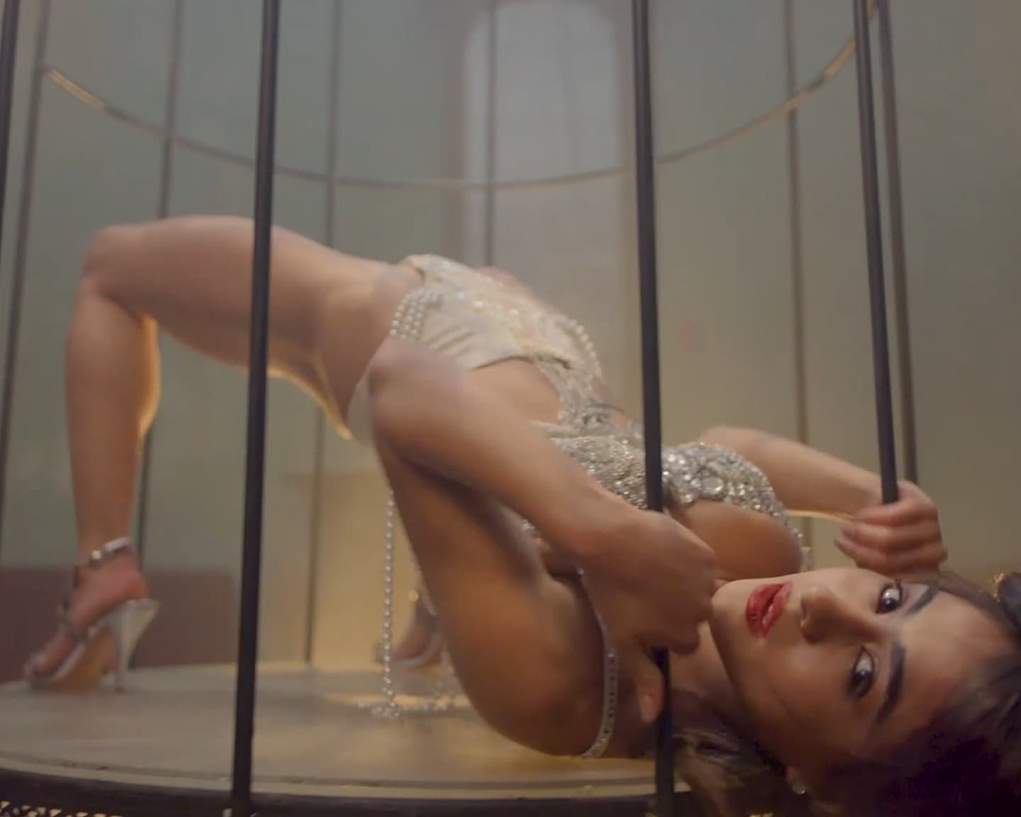 Playboy Muse (Mia Valentine): Das scharfe Vöglein im Käfig namens Mia Valentine...